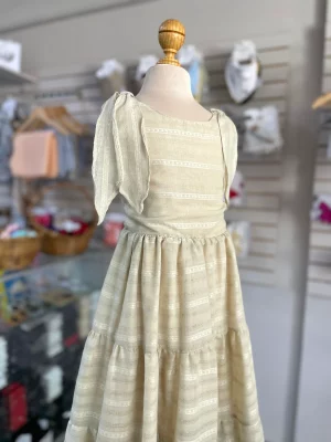 34180. Vestido beige con detalle de nudo en los hombros