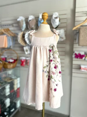 34183. De los mas bonitos, vestido con detalle de flores al lado