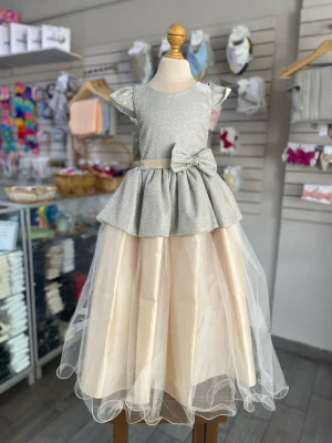 8141. Vestido dorado con olan y moño