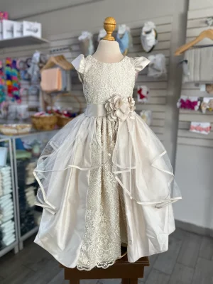 8142. Vestido beige de olanes, flor y brocado