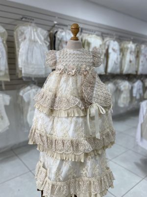 7313. Ropon de nueva coleccion de tres olanes y detalles de flores