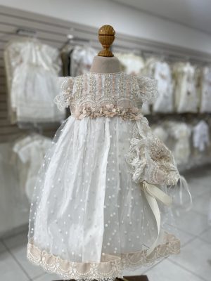 7316. Ropon con detalles rosas y manguita en encaje