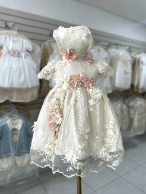 7338. Modelo de temporada en champagne con detalles multicolor