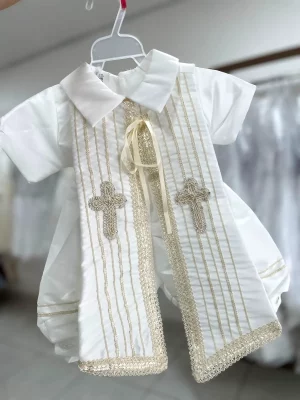 824. Ropon con detalle de estola y cruces