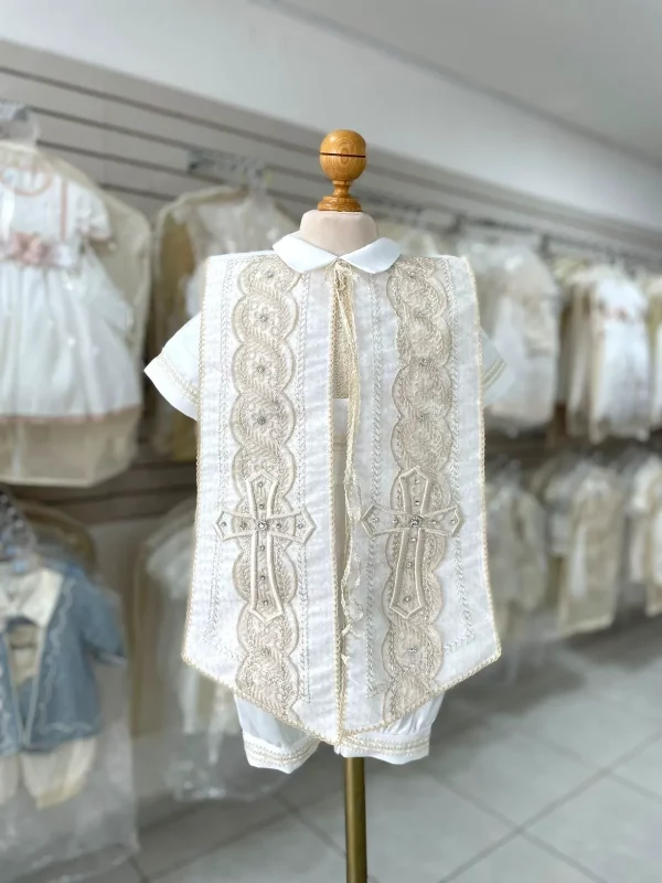 825. Nuevo modelo con detalle en estola y cruz