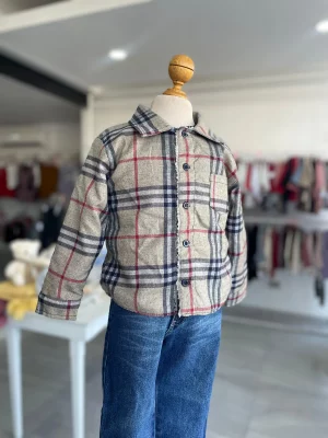 13072. Conjunto de chamarra de borreguito beige a cuadros