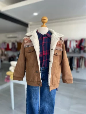 13073. Conjunto tres piezas de chamarrita cafe con borreguito