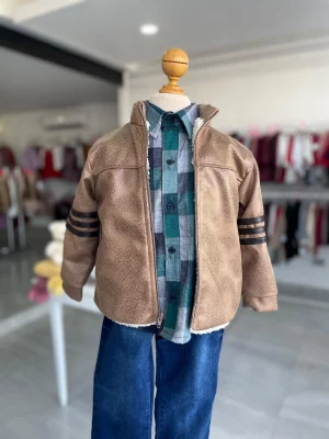 13074. Conjunto tres piezas de chamarrita vinipiel en beige