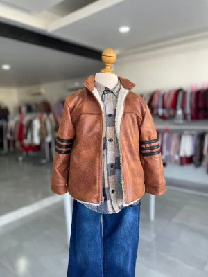 13075. Conjunto tres piezas de chamarra color ladrillo