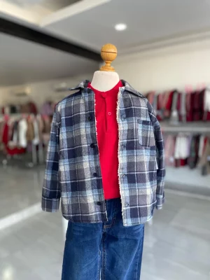 13082. Conjunto tres piezas de camisas a cuadros y termica roja