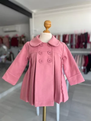 34202. Vestido negro con detalle y saco de botones en color rosa