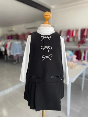 34205. Vestido negro con detalle de tres moñitos al frente