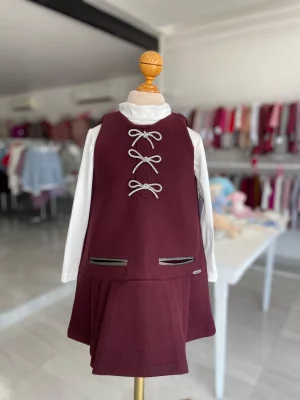 34206. Vestido tinto con detalle de tres moñitos
