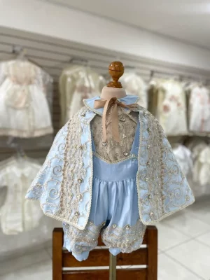 827. Nuevo modelo de coleccion con capita en tono azul