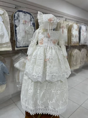 34248. Ropon desmontable con detalle de tul en mangas y gorro