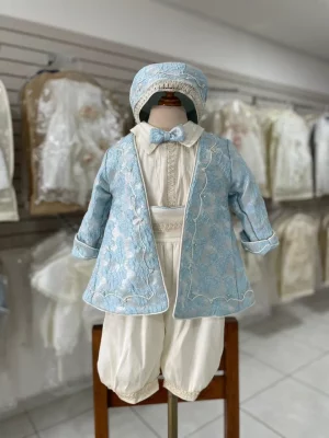 832. Modelo de nueva coleccion con saco a azul y detalle de perlitas