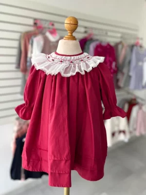 100. Vestido tinto con cuello de olan