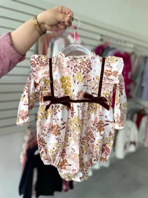 101. Ranita Tiny Bombom con detalle de moños en terciopelo