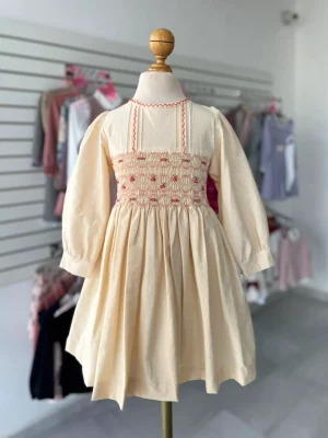 102. Vestido amarillo claro con detalle de bordado al centro