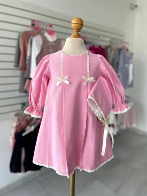 103. Vestido rosa con gorrito y detalles de moño en blanco