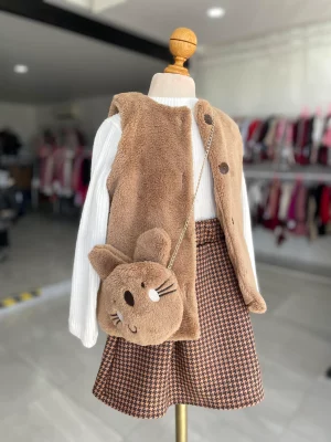 106. Conjunto cuatro piezas de niña con bolsita de conejo