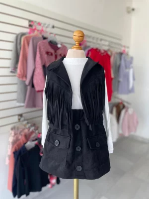 107. Conjunto tres piezas con faldita y chaleco de barbitas en gamuza