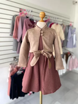 108. Vestido palo de rosa con moño y saquito beige