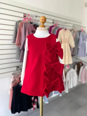 110. Vestido rojo con detalle de tres moños