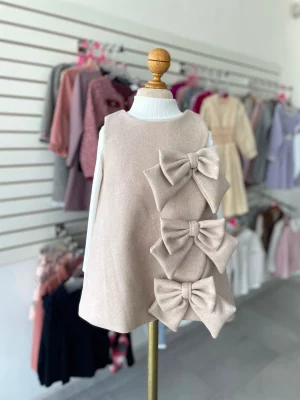 111. Vestido beige dos piezas con tres moño al lado