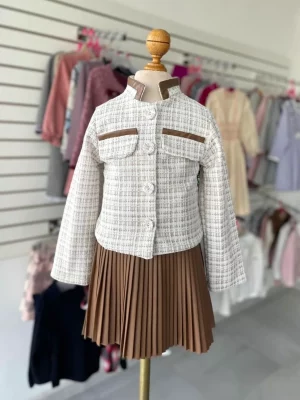 114. Conjunto de falda de tablones y saquito en color beige