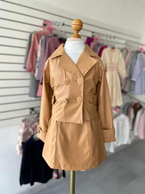 126. Conjunto tres piezas de chamarrita beige de vinipiel