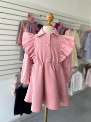 116. Vestido rosa de gamuza con olanes a los lados