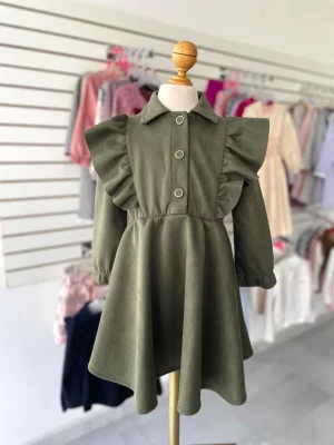 117. Vestido verde de gamuza con detalle de botones