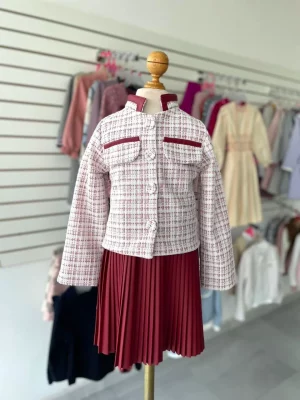 119. Conjunto de faldita de tablones y saco en tinto