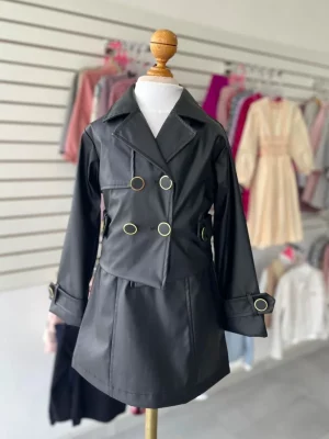 120. Conjunto tres piezas de chamarrita vinipiel en negro