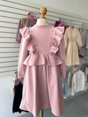 121. Vestido palo de rosa con detalle de olanes