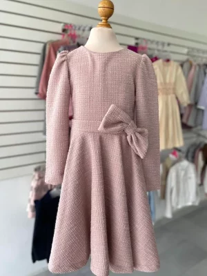 122. Vestido formalito en rosa con moño grande de lado