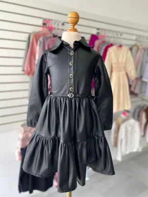 123. Vestido negro de vinipiel con cinto