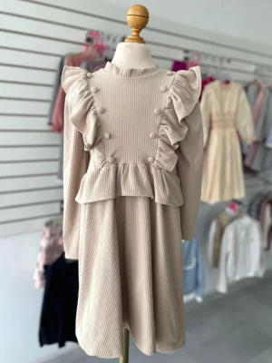 124. Vestido beige con detalle de olanes y botones