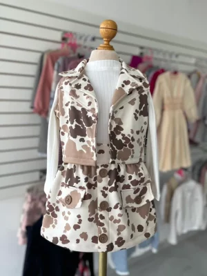 130. Conjunto tres piezas de chaleco con print de vaquita
