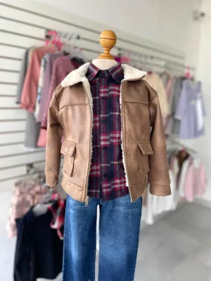 13094. Conjunto tres piezas de chamarrita beige y camisa de franela