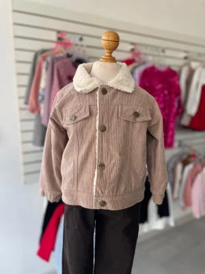 13098. Conjunto de chamarrita beige de pana con pantalon cafe