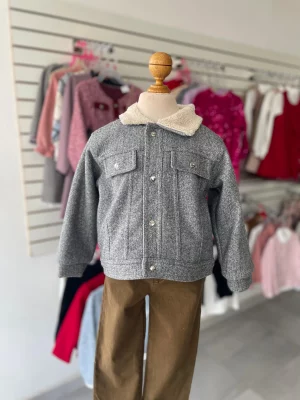 13100. Conjunto de chamarrita gris con pantalon caqui