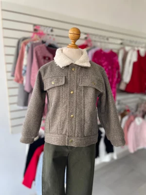 13101. Conjunto de chamarrita formal en beige con pantalon verde