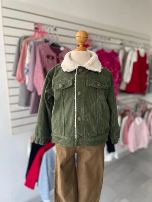 13105. Conjunto de chamarrita verde de panita con pantalon de gabardina