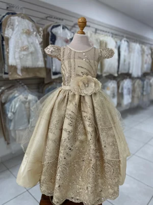 8148. Vestido dorado con detalle de flor al lado