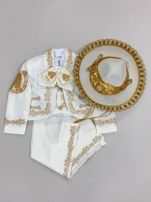 837. Ropon de charro en ivory con detalles dorados incluye sombrero y kit de vela