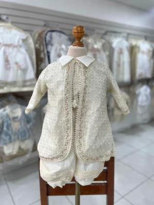 838. Ropon de saco bordado con detalles en champagne