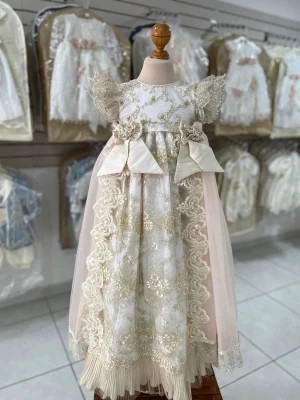 34292. Ropon en tonos dorados, lleno de detalles en encaje y tul