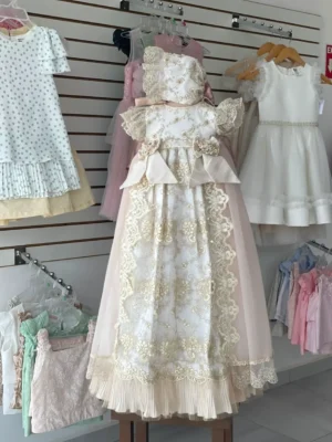34292. Ropon en tonos dorados y rosas, lleno de detalles en encaje y tul